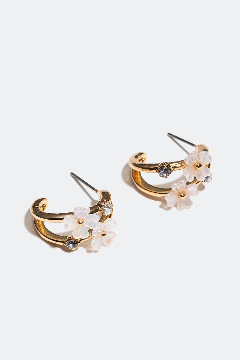 Små guldfärgade dubbelhoops med vita blommor i gruppen Smycken / Örhängen hos Glitter (253006092002)