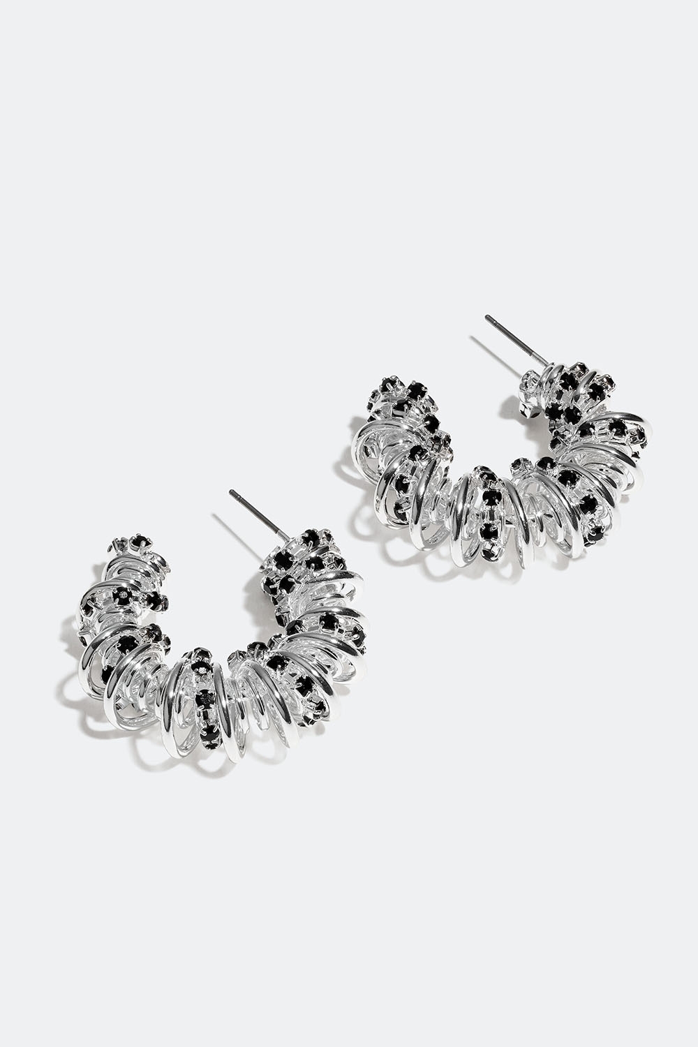 Chunky hoops med tvinnad design och svarta glasstenar i gruppen Smycken / Örhängen / Hoops hos Glitter (253006371001)