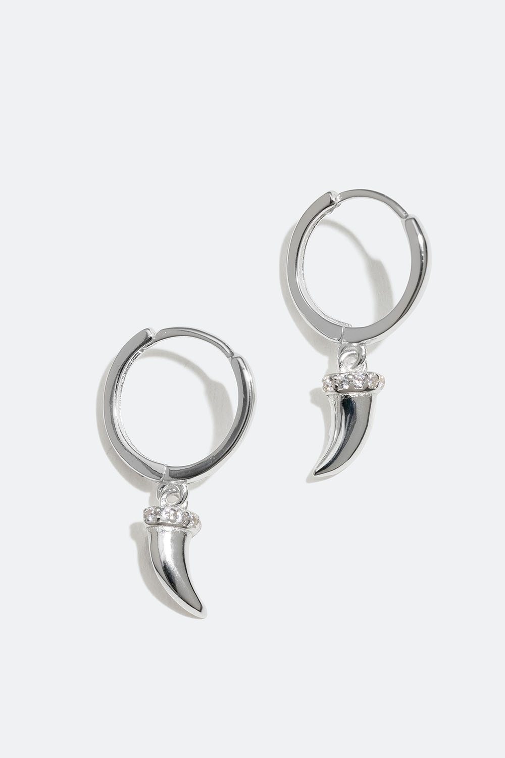 Små hoops i äkta silver med hajtand och Cubic Zirconia i gruppen Smycken / Örhängen / Hoops hos Glitter (553002981001)