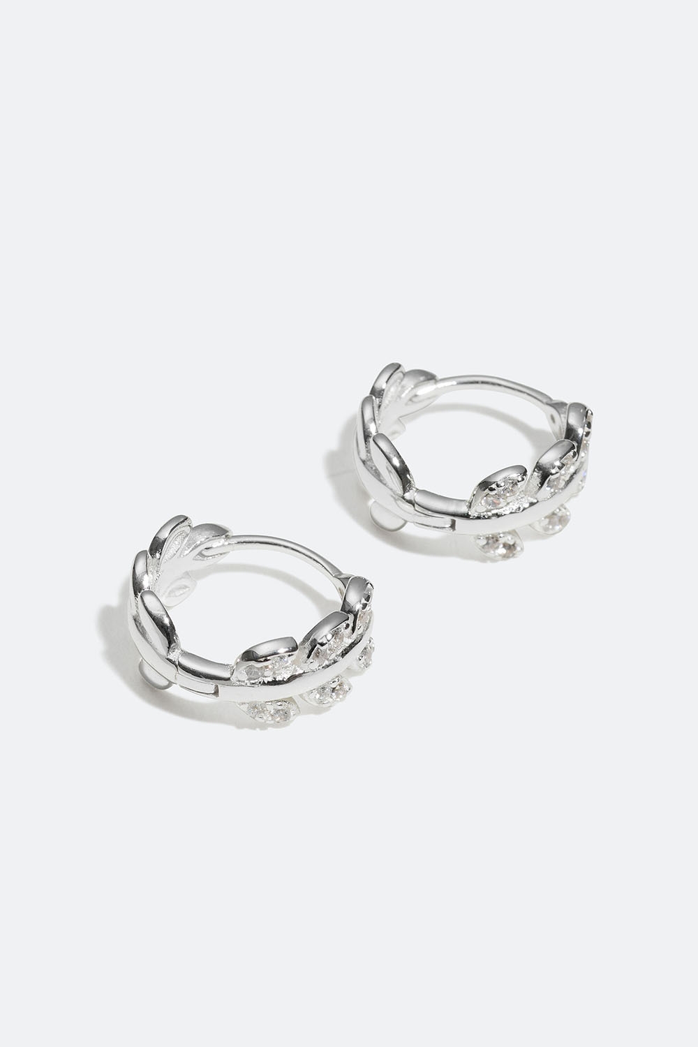 Små hoops i äkta silver med bladmotiv och Cubic Zirconia stenar i gruppen Smycken / Örhängen / Hoops hos Glitter (553003091001)