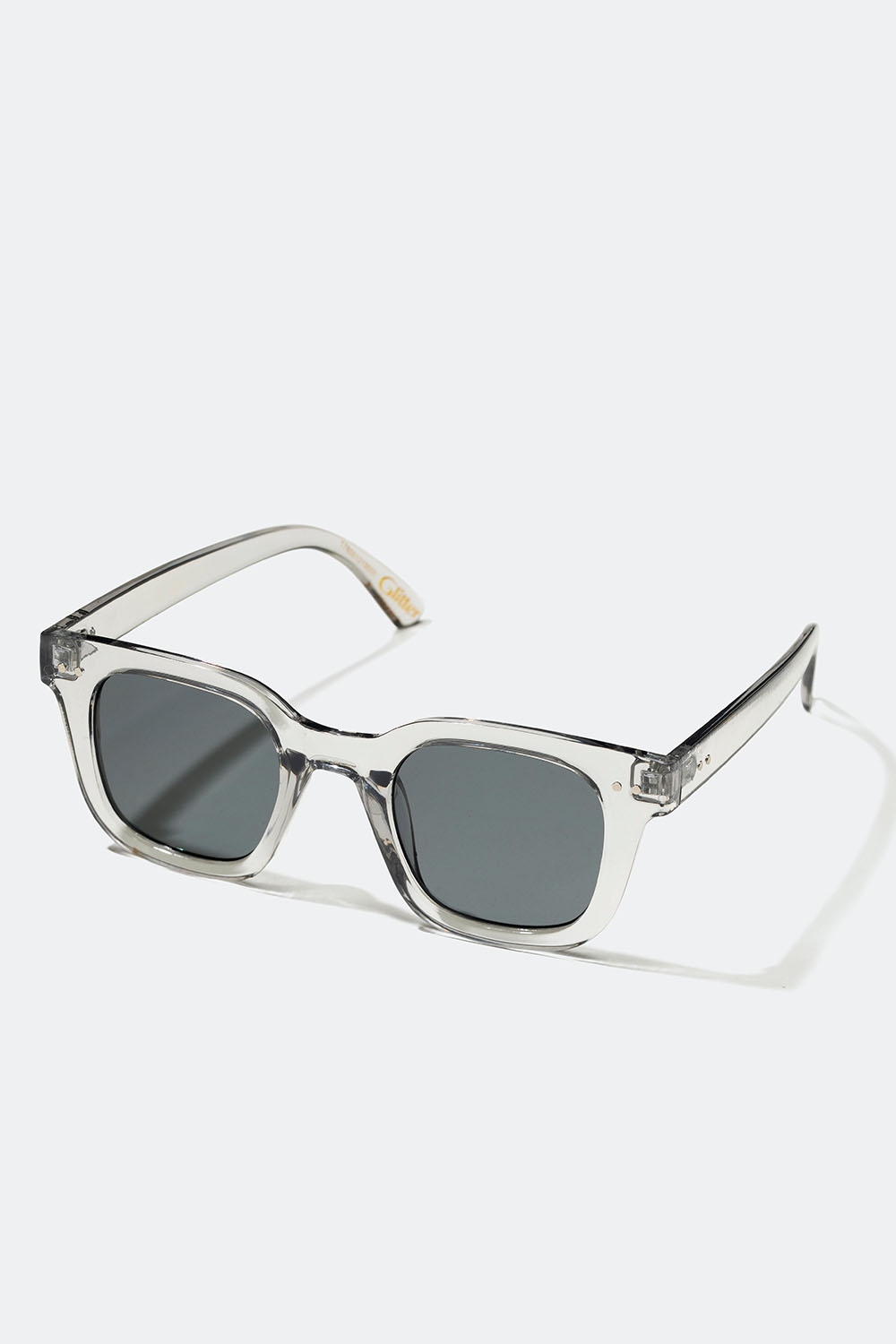 Solglasögon med transparenta ljusgråa bågar i gruppen Nyheter hos Glitter (176001019600)
