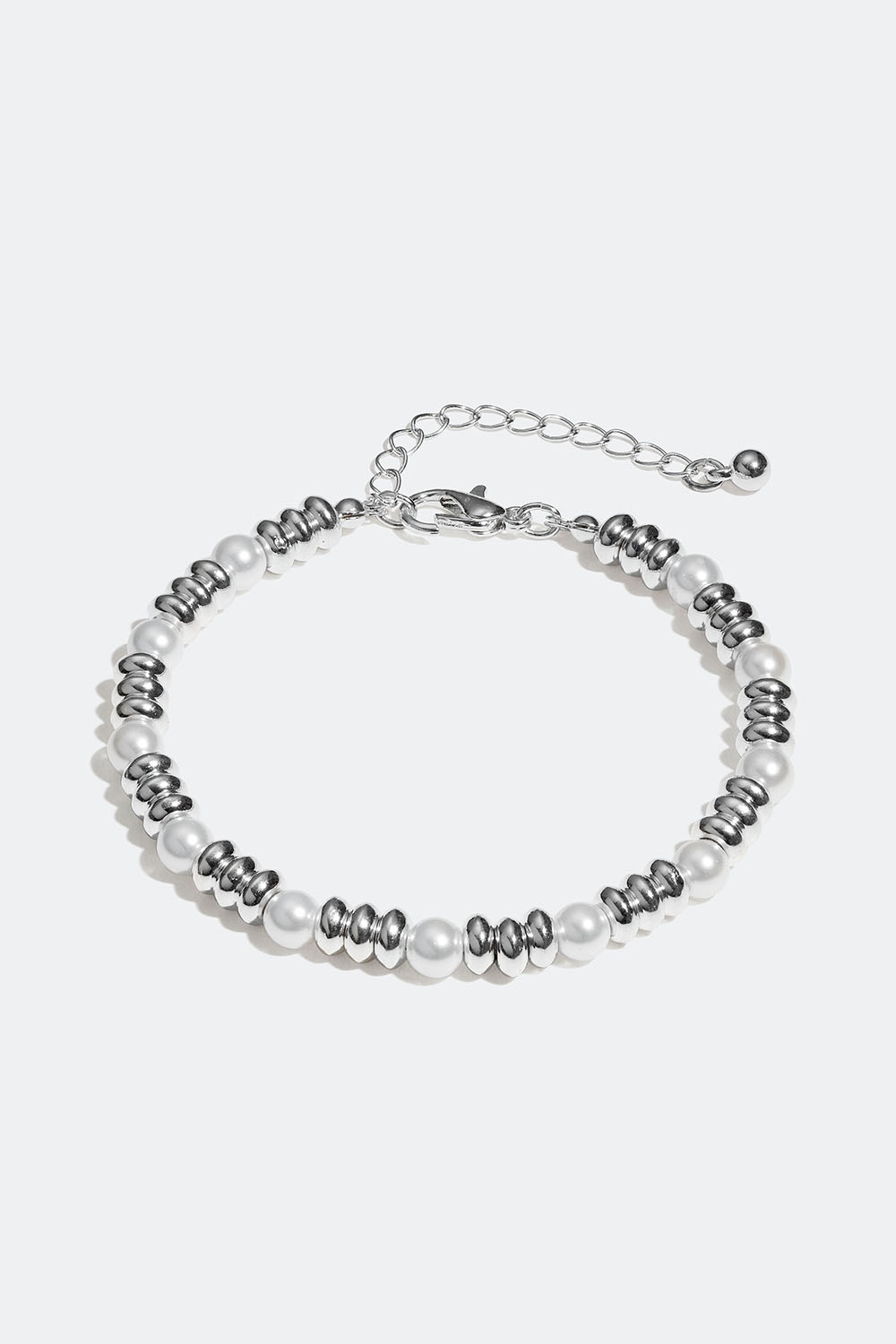 Armband med silvriga och vita pärlor i gruppen Smycken / Armband hos Glitter (251000911001)