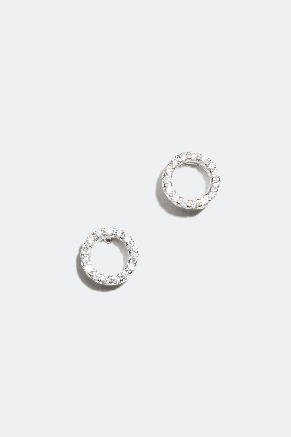 Små örhängen i äkta silver med stentäckta ringar i gruppen Smycken / Örhängen hos Glitter (325928)