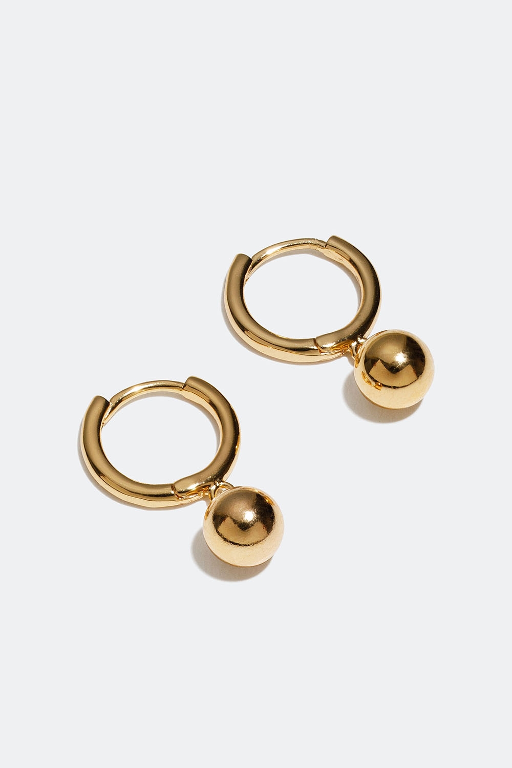 Mini hoops förgyllda med 18k guld med kulhängen i gruppen Smycken / Örhängen hos Glitter (553002542002)