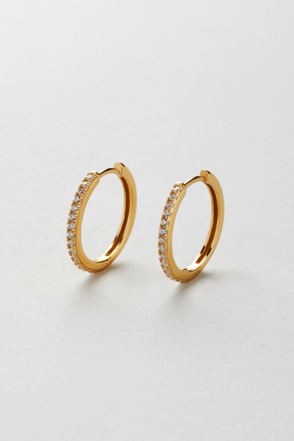 Lou Hoops (M) 18k Gold Plated i gruppen Guldpläterat äkta silver / Guldpläterade örhängen hos Glitter (1300470-12-ONESIZE)