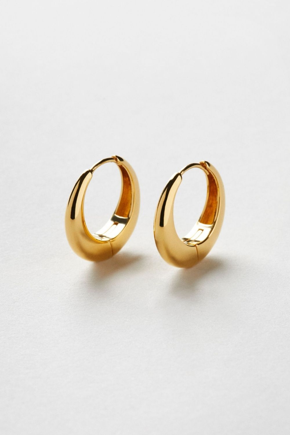 Harper Hoops 24k Gold Plated i gruppen Smycken / Örhängen / Hoops hos Glitter (1301067-12-ONESIZE)