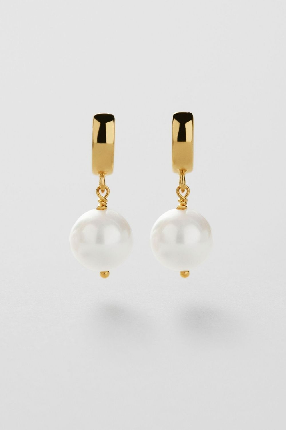 Shell Pearl Hoops 18k Gold Plated i gruppen Guldpläterat äkta silver / Guldpläterade örhängen hos Glitter (1301284-12-ONESIZE)