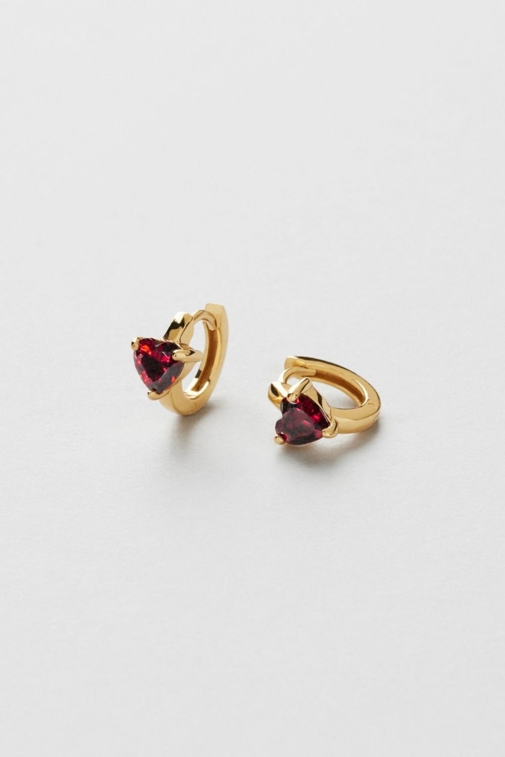 Red Heart Huggies 18k Gold Plated i gruppen Guldpläterat äkta silver / Guldpläterade örhängen hos Glitter (1301378-12-ONESIZE)