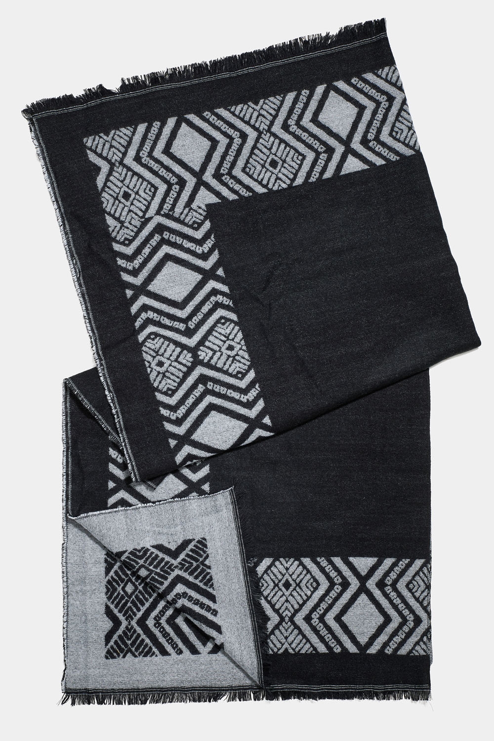 Svart poncho med mönster i gruppen Accessoarer / Stickat / Ponchos hos Glitter (171001379400)