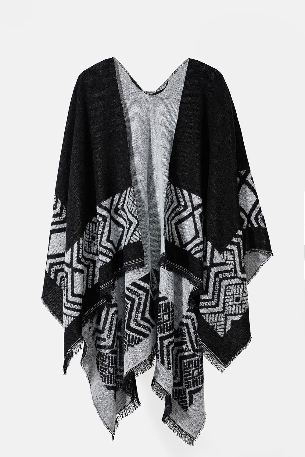 Svart poncho med mönster i gruppen Accessoarer / Stickat / Ponchos hos Glitter (171001379400)