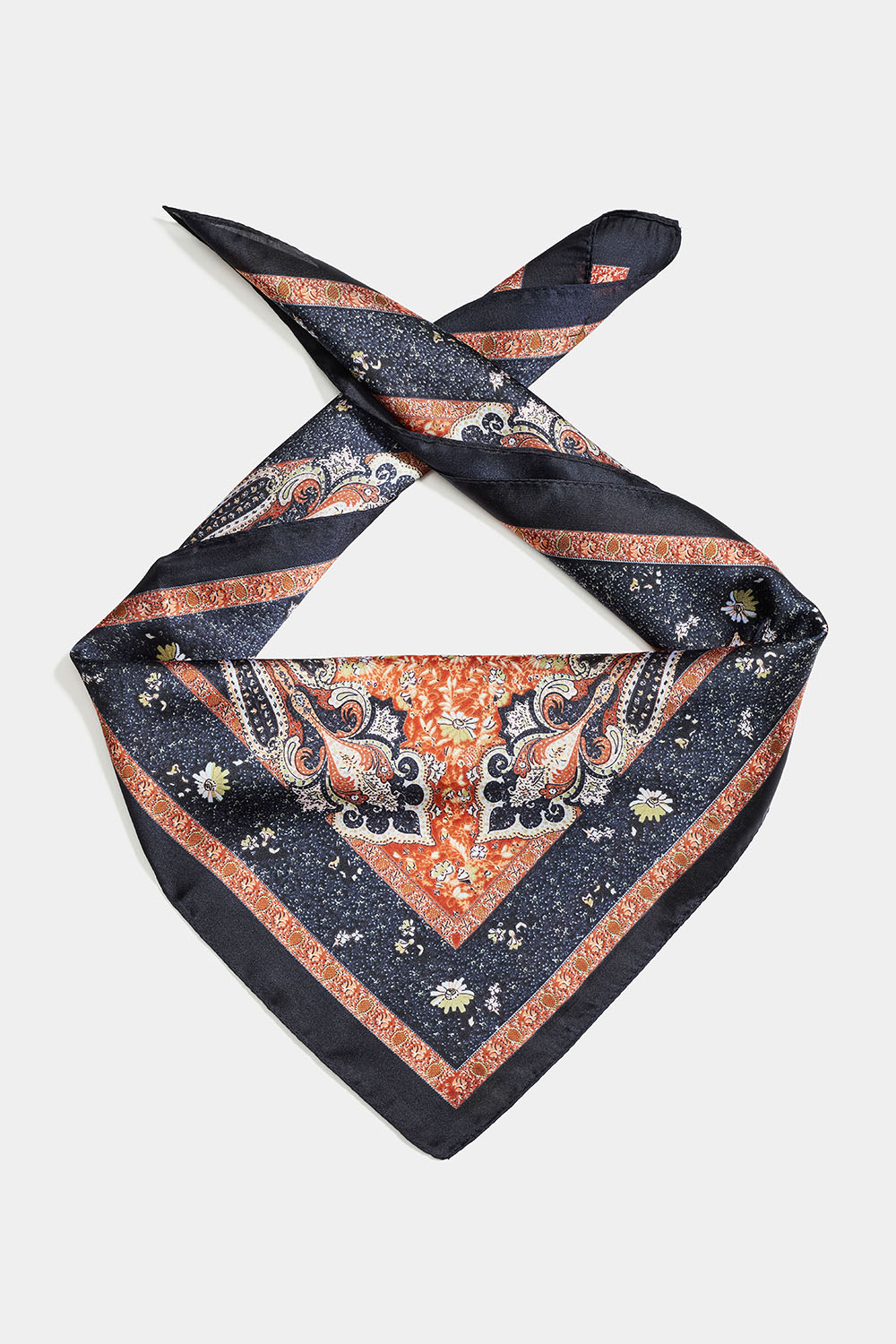 Satinscarf med paisleymönster i orange och blått i gruppen Accessoarer / Scarves hos Glitter (171001534800)