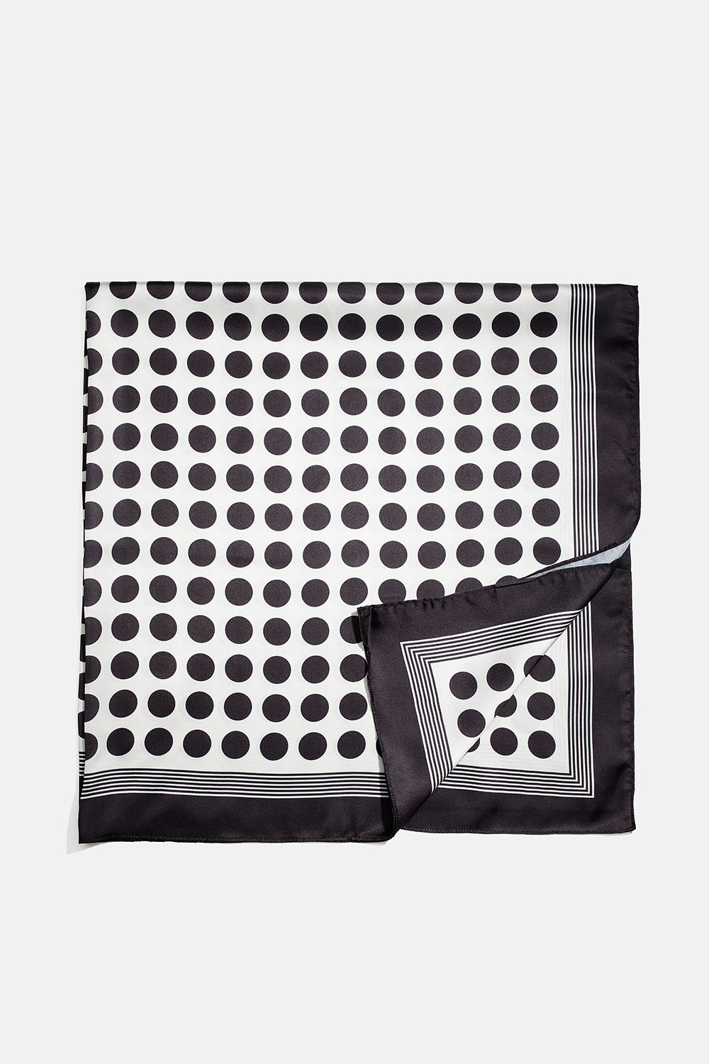 Satinscarf med svarta prickar i gruppen Store week / 2605 hos Glitter (171001539400)