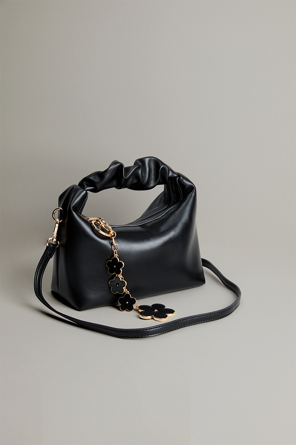 Liten svart väska med rynkat handtag i gruppen Store week / 2542 hos Glitter (172001779000)