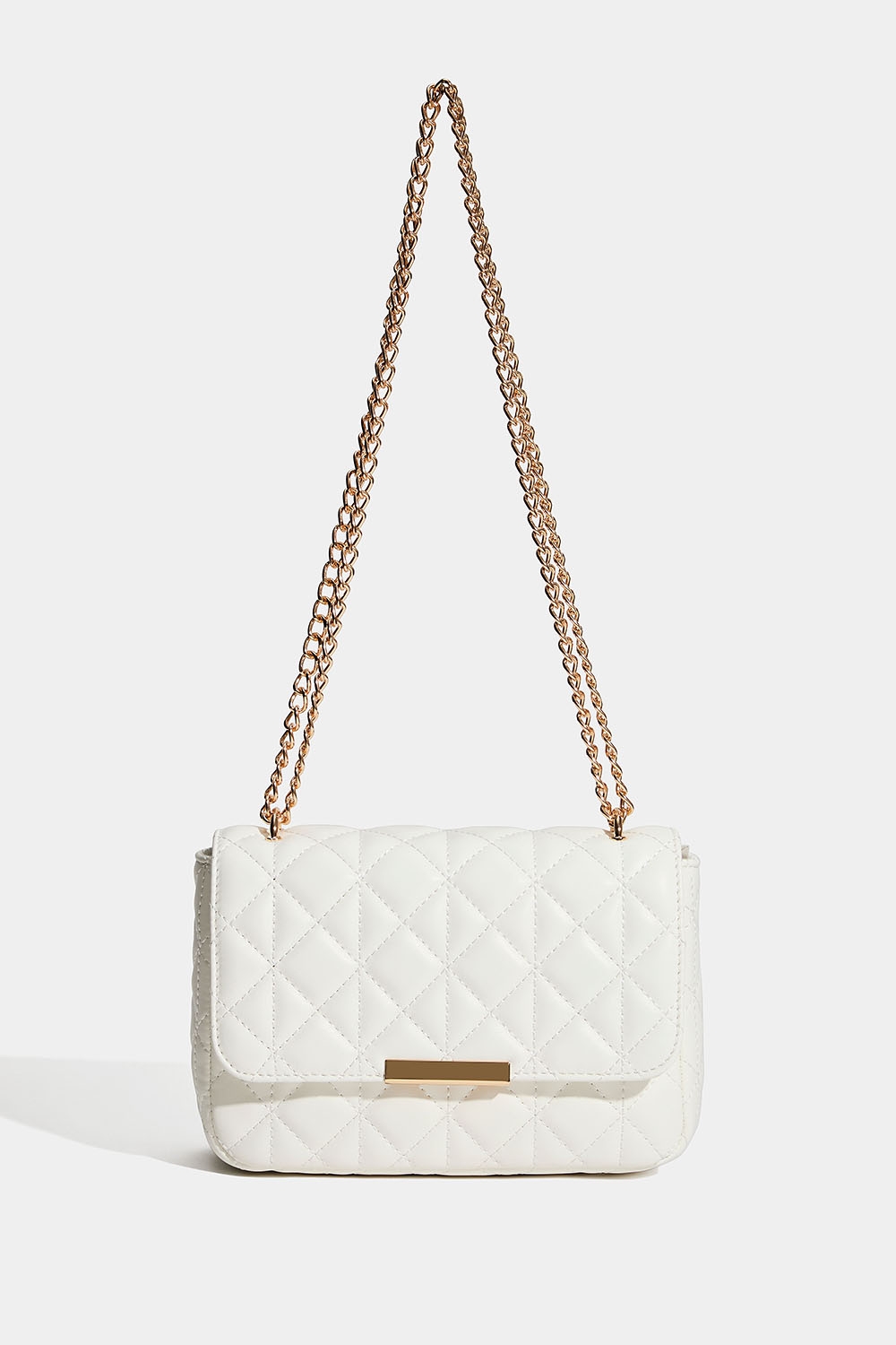 Vit väska med quiltad design och guldfärgad axelrem i gruppen Väskor / Axelremsväskor hos Glitter (172002013000)