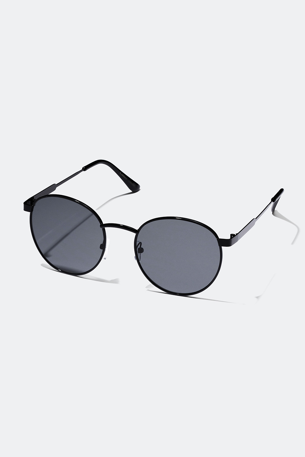 Solglasögon med tunna metallbågar och rund design i gruppen Solglasögon hos Glitter (17600011)