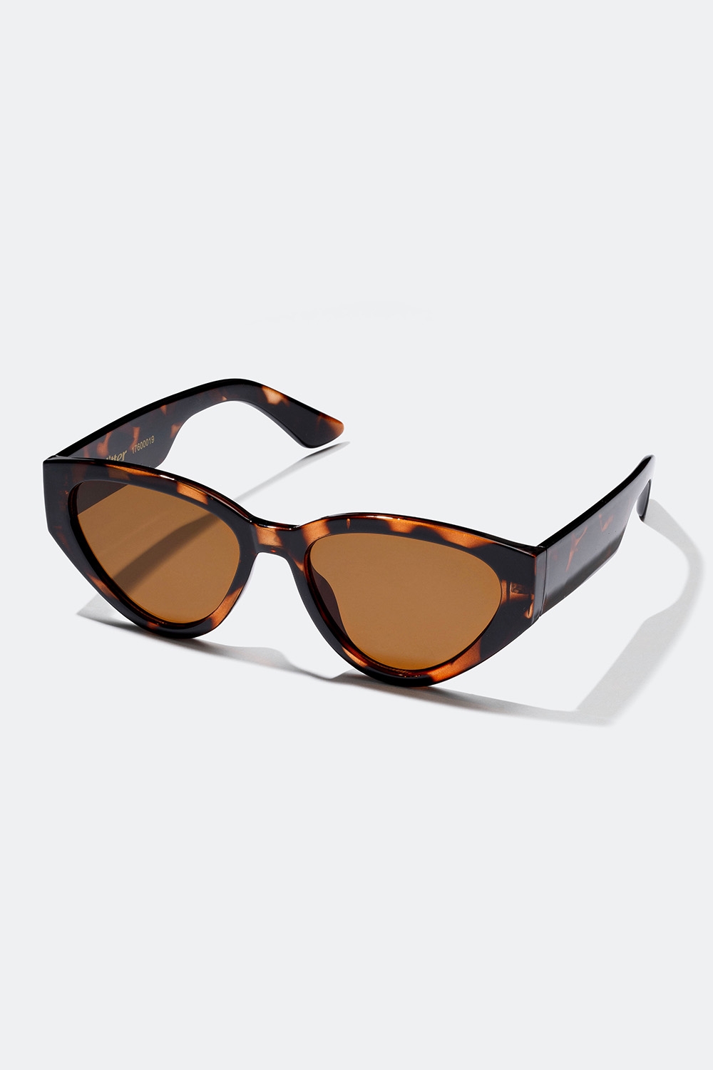 Solglasögon med rundad cat eye design i gruppen Solglasögon hos Glitter (17600019)