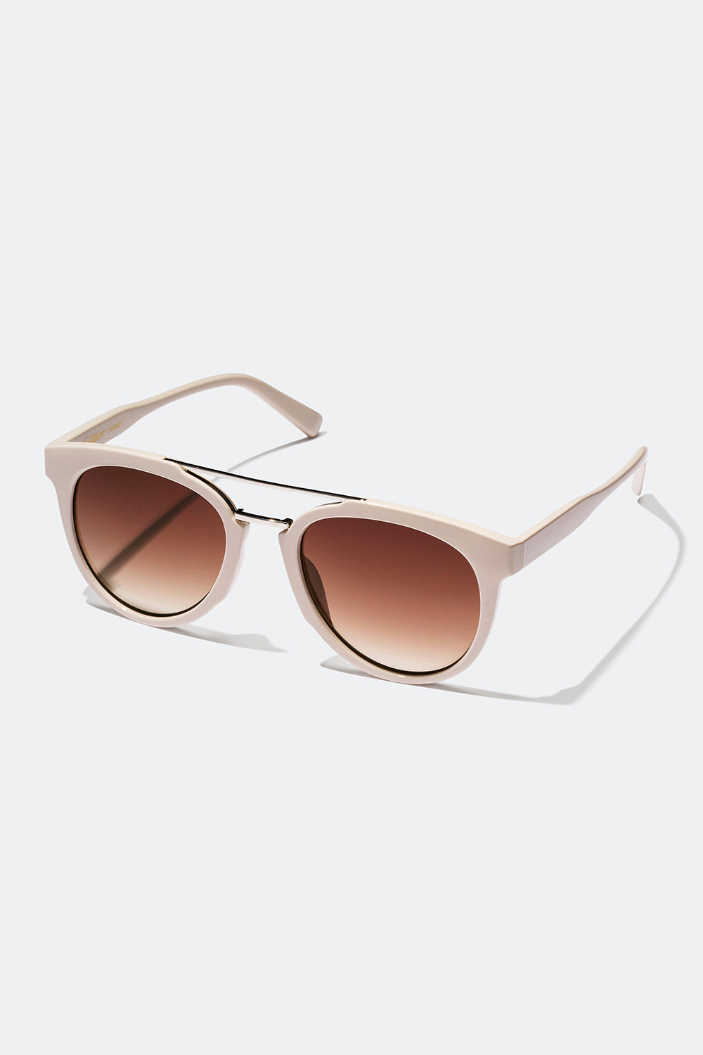 Solglasögon med tonade linser och metall detaljer i gruppen Accessoarer / Solglasögon hos Glitter (17600021)