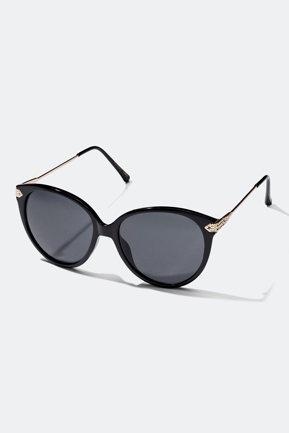 Svarta solglasögon med guldfärgade skalmar i gruppen Accessoarer / Solglasögon hos Glitter (176000559000)