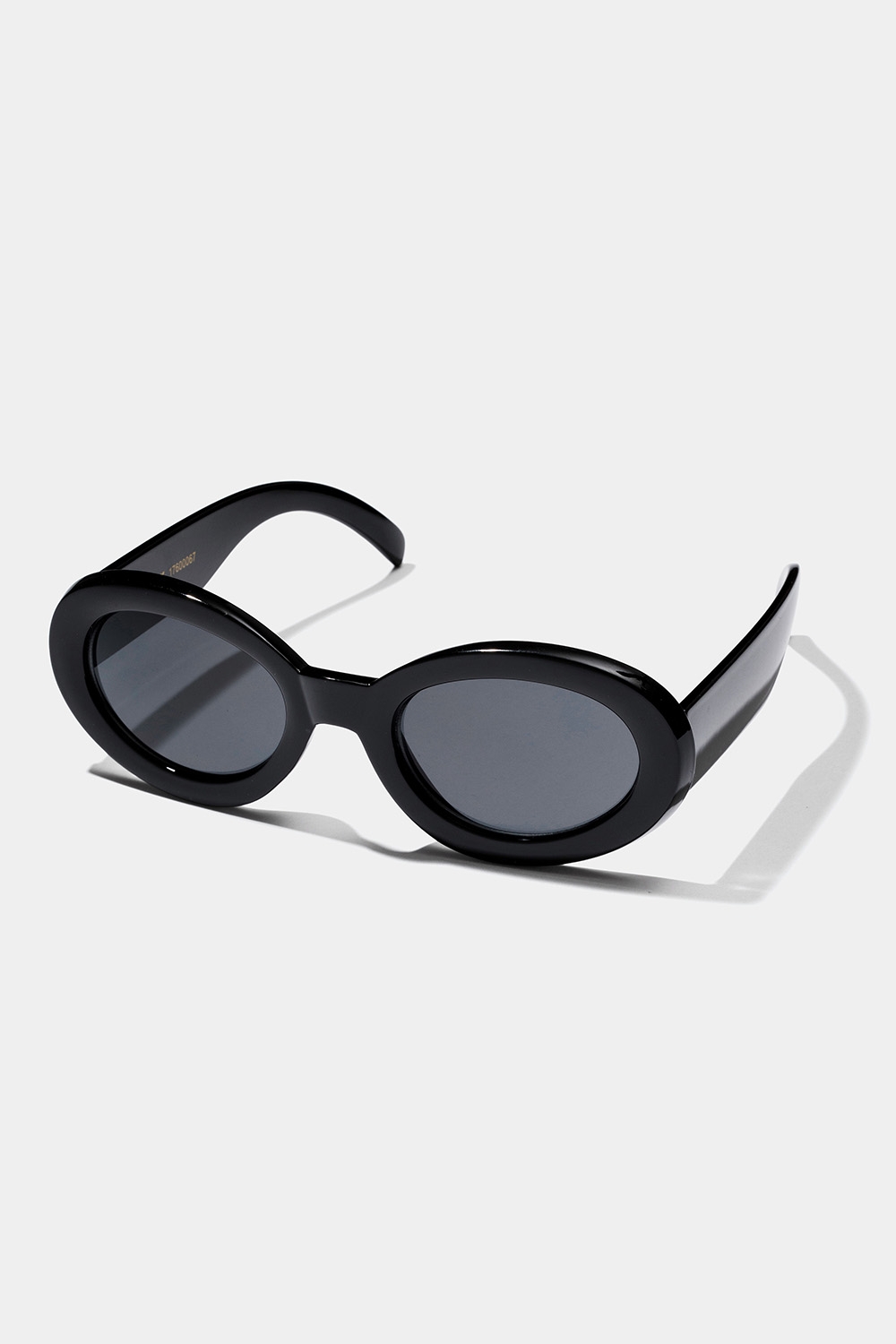 Svarta solglasögon med oval design i gruppen Solglasögon hos Glitter (176000679000)