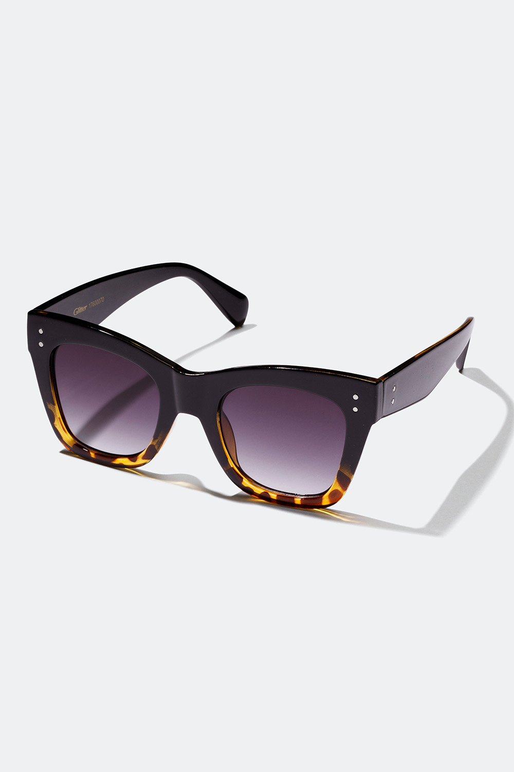 Solglasögon i svart och brunt med metalldetaljer i gruppen Accessoarer / Solglasögon hos Glitter (176000708400)