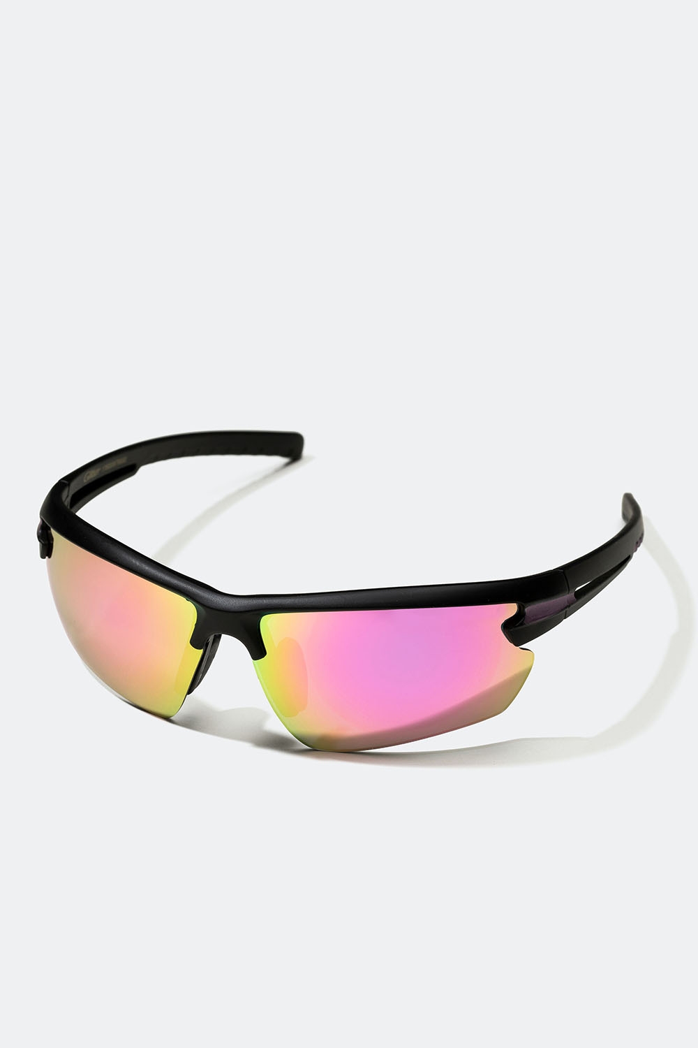 Svarta solglasögon med spegelglas och wrap-around design i gruppen Accessoarer / Solglasögon hos Glitter (176000879000)
