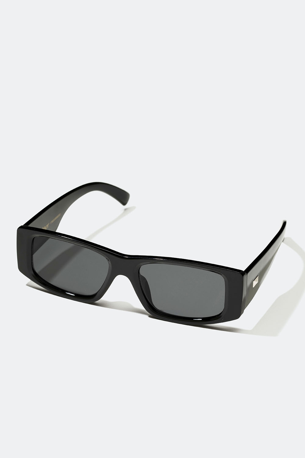 Svarta rektangulära solglasögon med metalldetalj i gruppen Accessoarer / Solglasögon hos Glitter (176000899000)