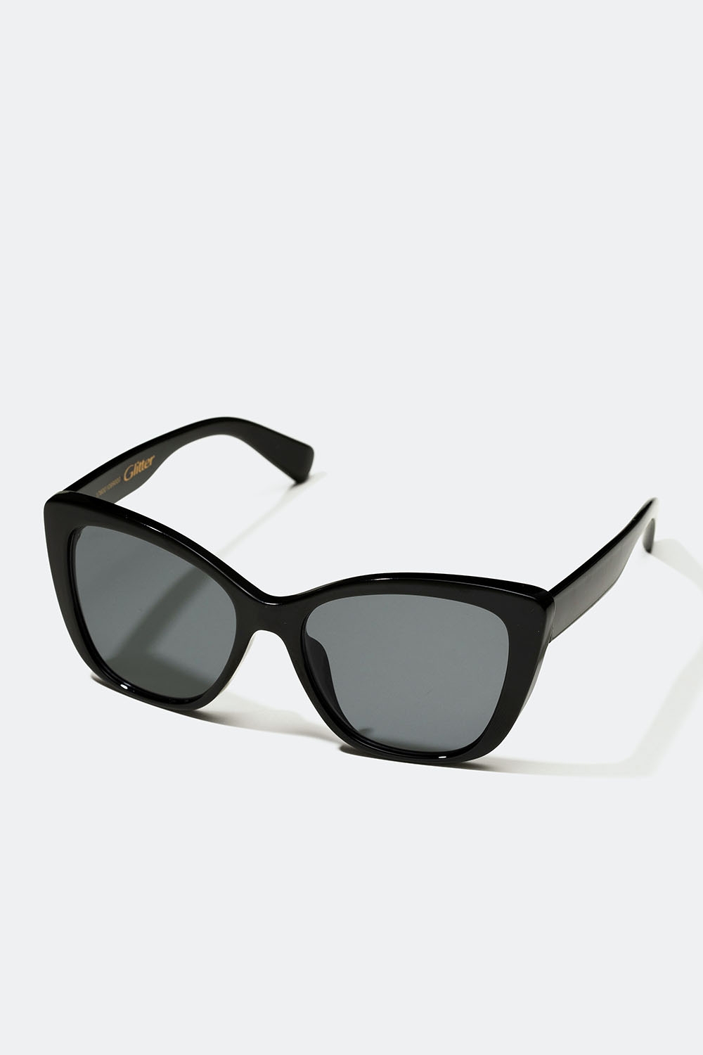 Klassiska solglasögon med svarta bågar i gruppen Accessoarer / Solglasögon hos Glitter (176001099000)