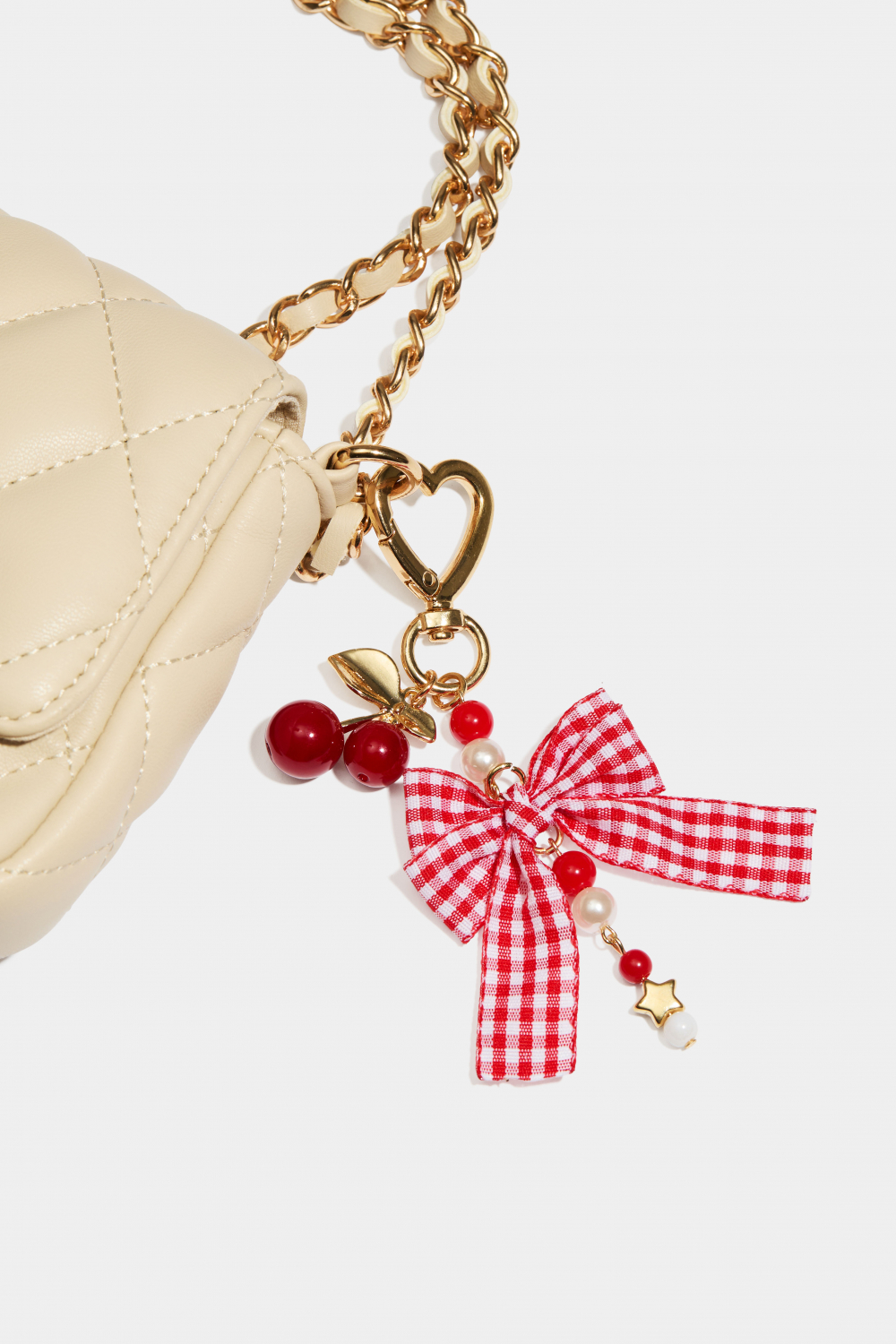 Väskdekoration med körsbär och rosett i gruppen Väskor / Bag charms hos Glitter (177000546000)