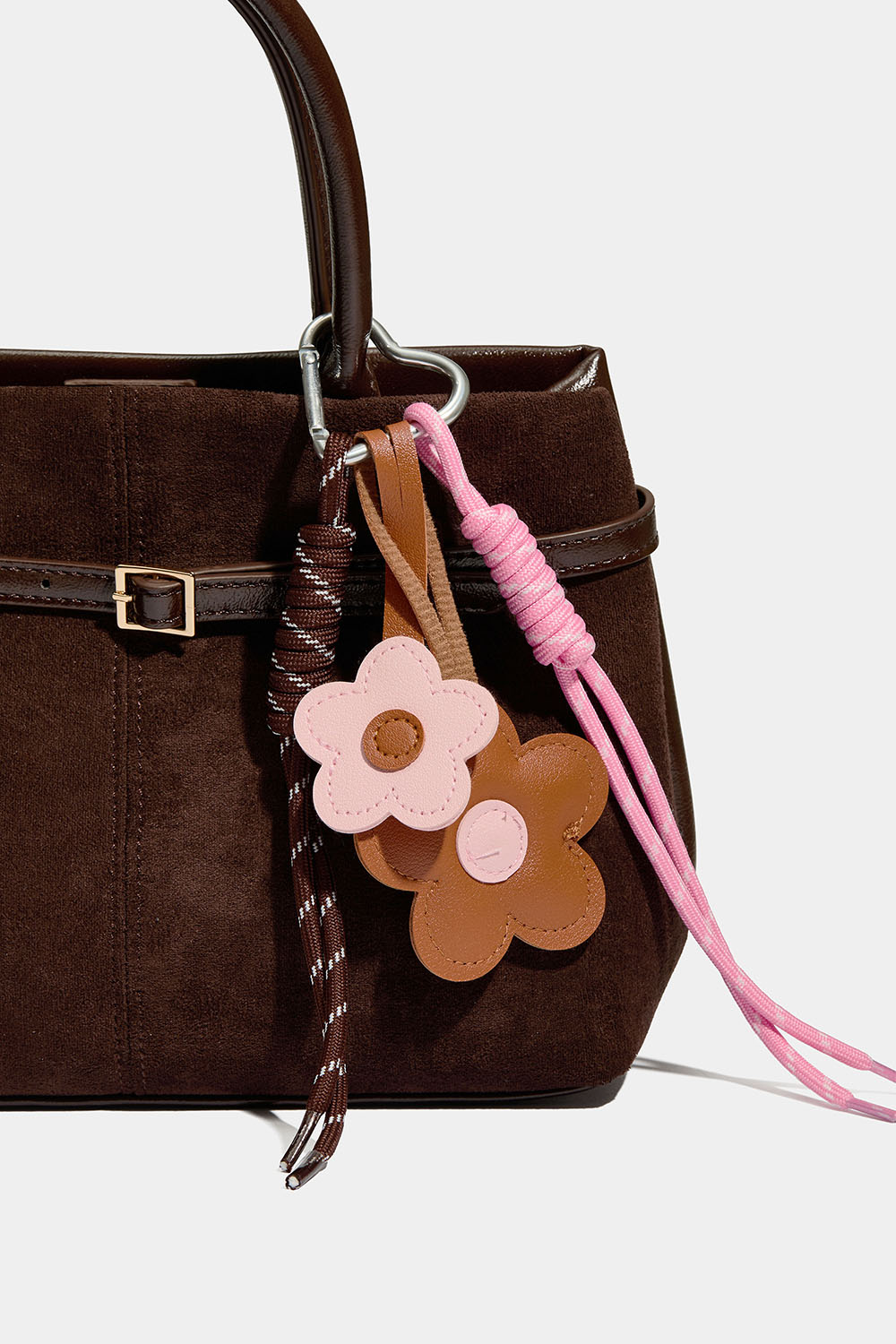 Väskdekoration med blommor och rep i gruppen Väskor / Bag charms hos Glitter (177000625400)
