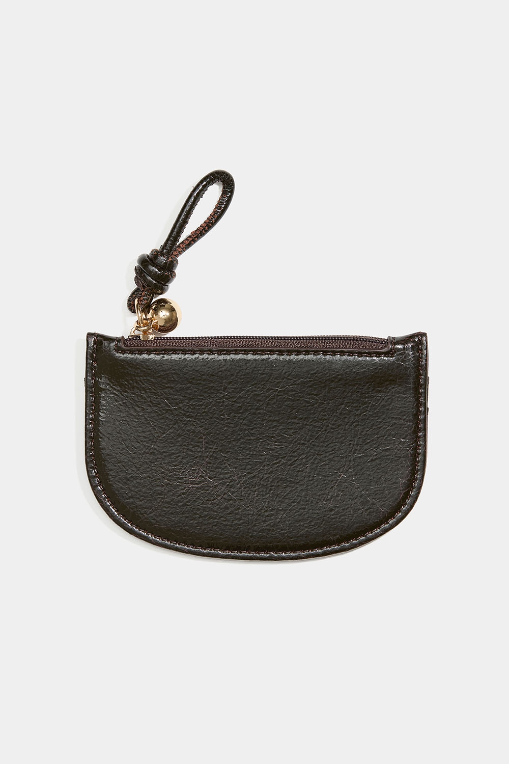 Kortfodral i mörkbrun läderimitation med dekorativ metallkula i gruppen Accessoarer / Plånböcker & korthållare / Korthållare hos Glitter (177000828200)