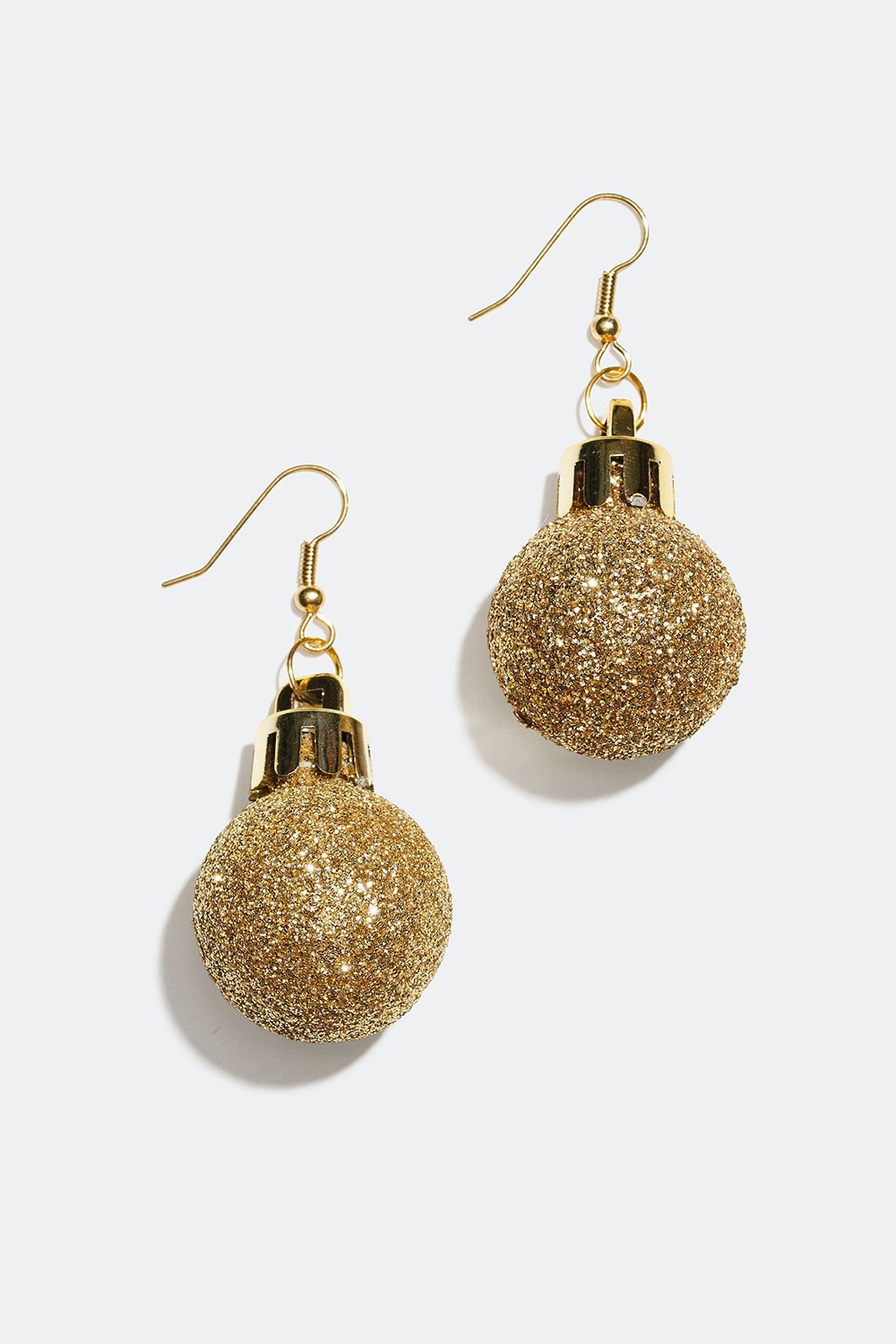 Örhängen med julkulor i guldglitter i gruppen Jul / Christmas Collection hos Glitter (178000132000)
