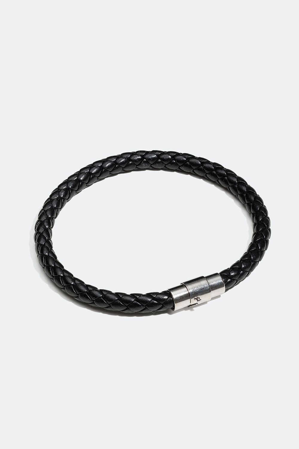 Svart smalt armband i flätad läderimitation i gruppen Smycken / Armband hos Glitter (25100085)