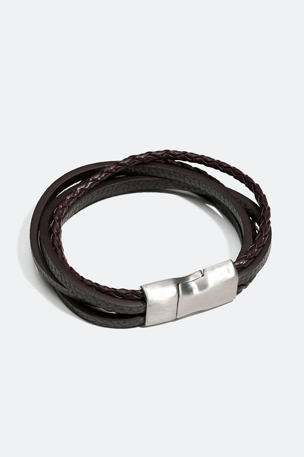 Brett armband med enkla och flätade remmar i brun läderimitation i gruppen Smycken / Armband / Breda hos Glitter (251000878)