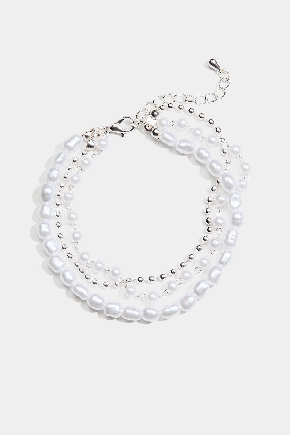 Trippelarmband med vita pärlor i gruppen Store week / 2508 hos Glitter (251001331001)