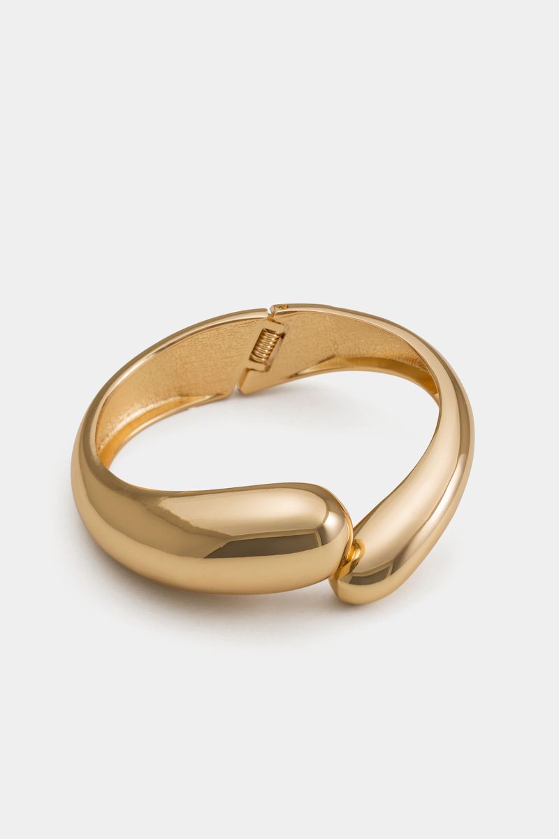 Guldfärgad bred bangle med rundade former i gruppen Smycken / Armband / Breda hos Glitter (251001342002)