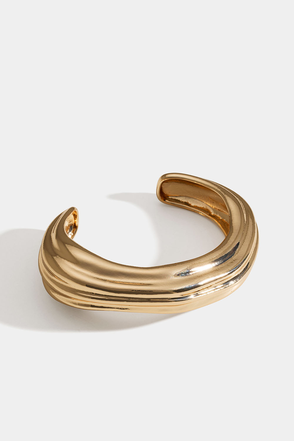 Guldfärgad bangle i organisk form i gruppen Smycken / Armband / Breda hos Glitter (251001352002)