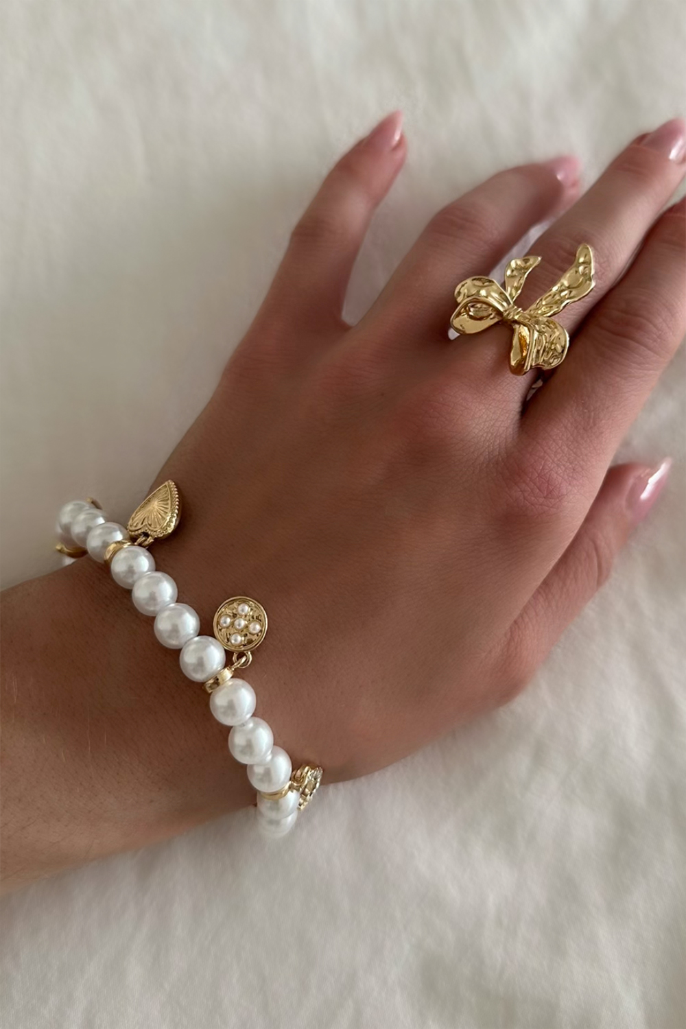 Pärlarmband med guldfärgade berlocker i gruppen Smycken / Armband hos Glitter (251001462002)