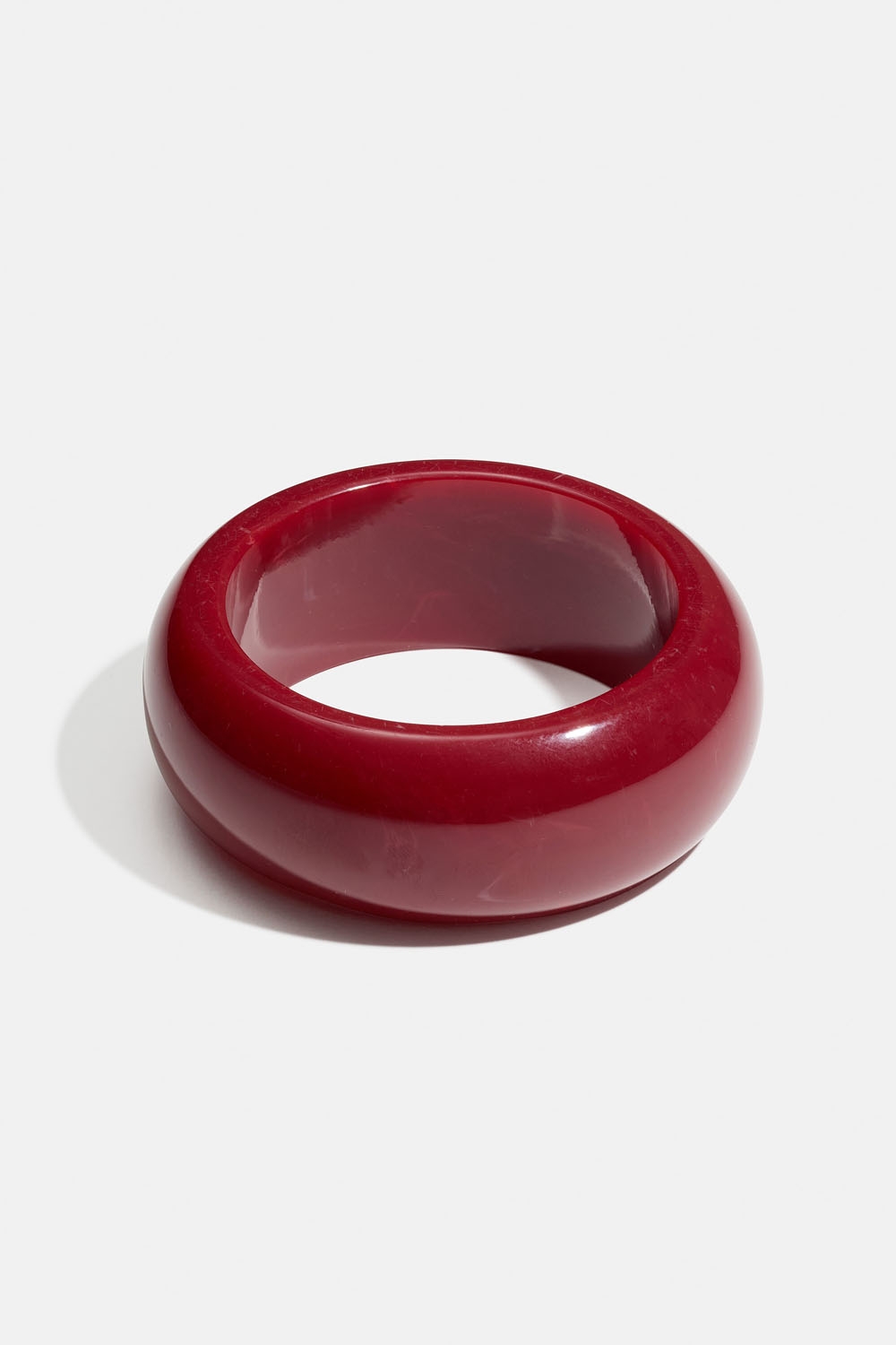 Röd bangle med marmorering i gruppen Smycken / Armband hos Glitter (251001636000)