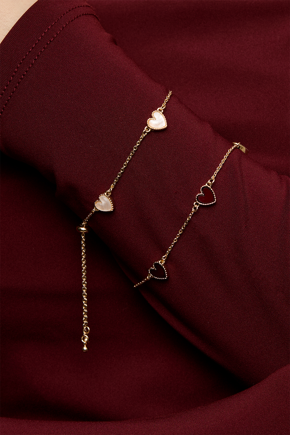 Guldfärgat armband med röda hjärtan i gruppen Store week / 2547 hos Glitter (251001656302)