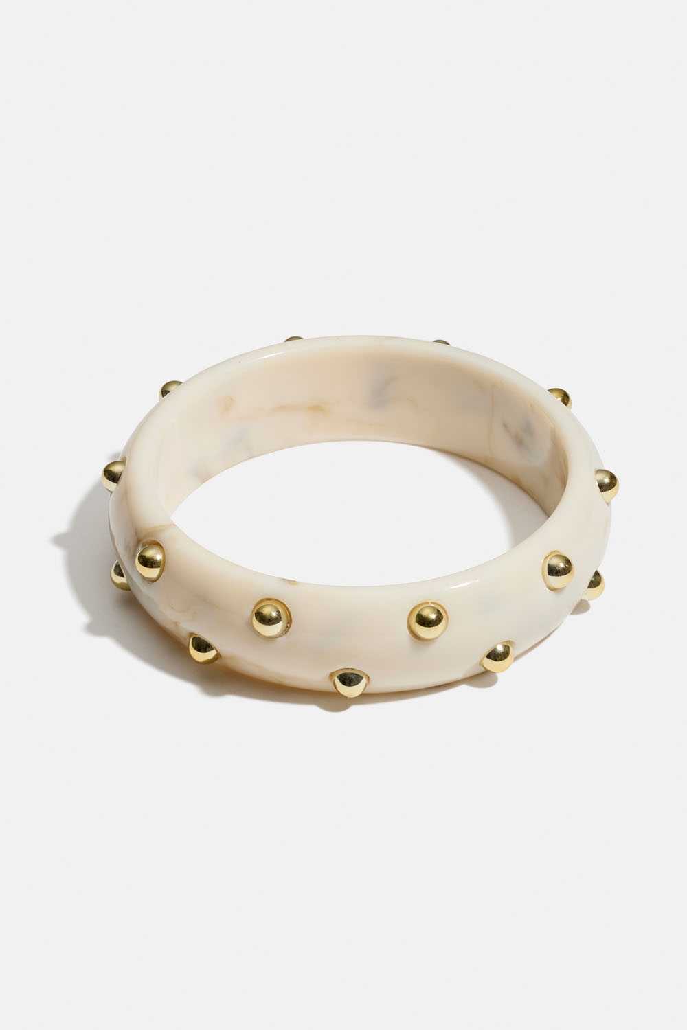 Vit marmorerad bangle med nitar i gruppen Smycken / Armband / Breda hos Glitter (251001738396)