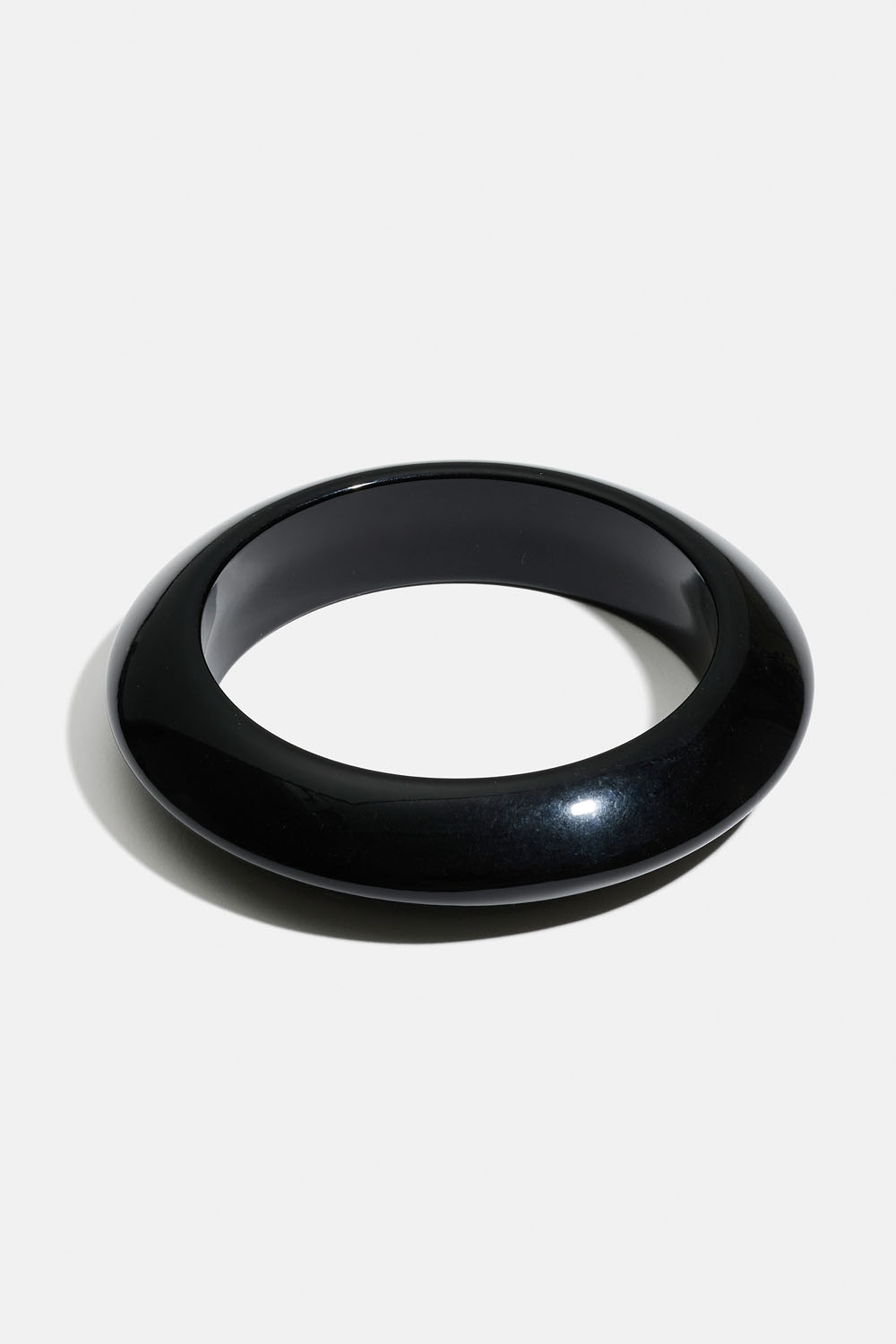 Svart bangle i akryl i gruppen Smycken / Armband / Breda hos Glitter (251001779000)