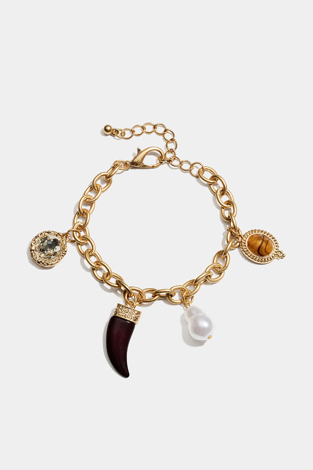 Guldfärgat armband med berlocker, pärla och vinröd tand i gruppen Smycken / Armband hos Glitter (251002372000)