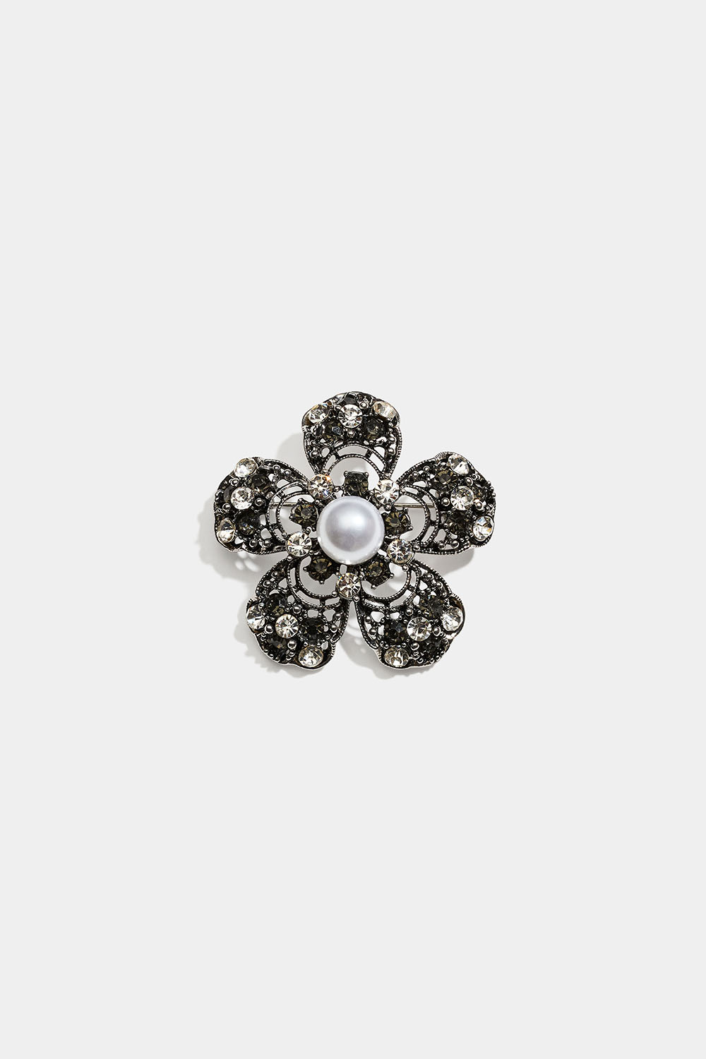 Antiksilverfärgad blombrosch med pärla och glasstenar i gruppen Smycken / Broscher hos Glitter (252000241101)