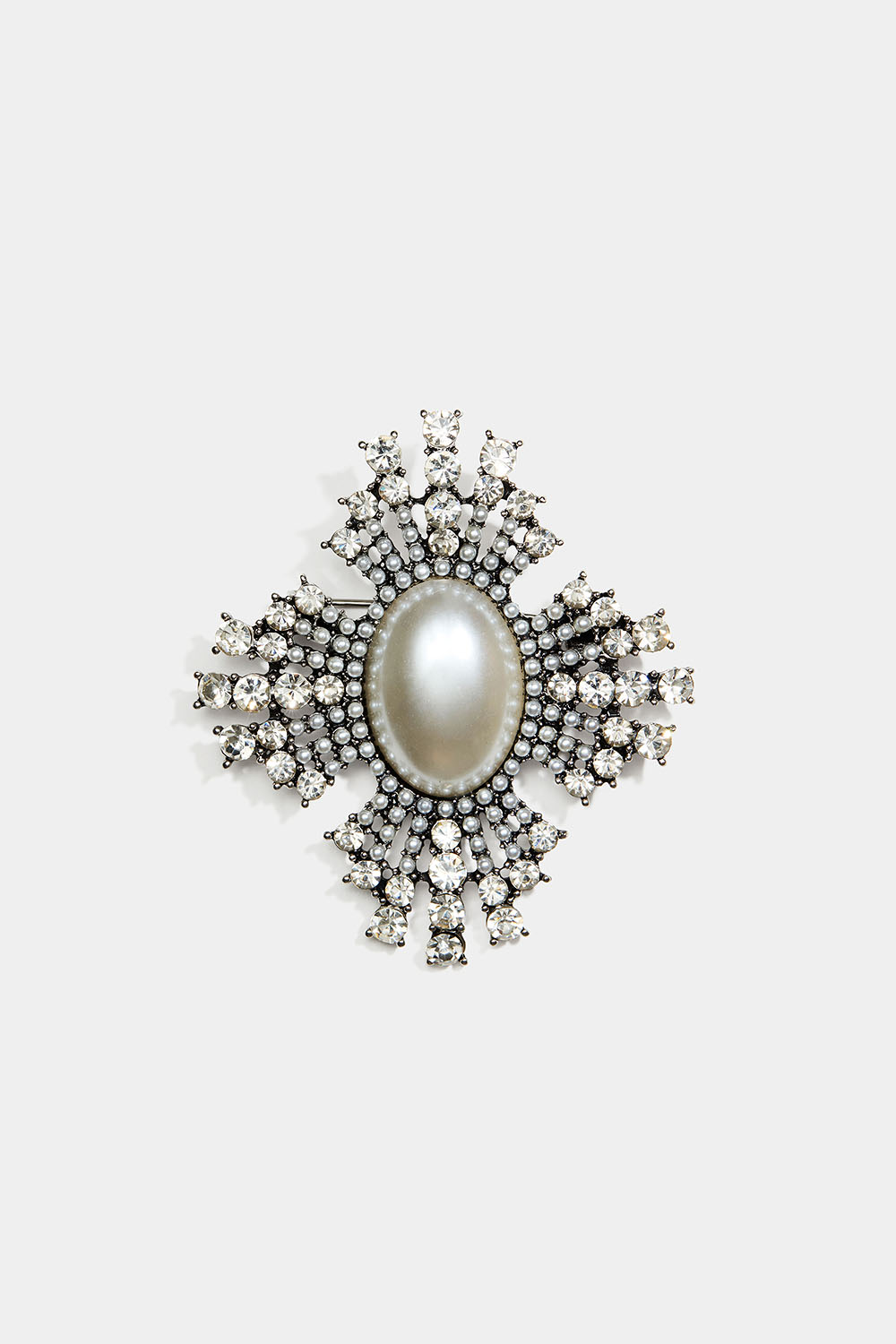 Silverfärgad brosch med pärla och glasstenar i gruppen Smycken / Broscher hos Glitter (252000252102)