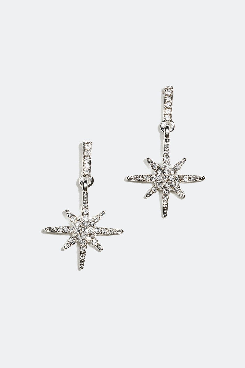 Silverfärgade örhängen med stjärna och glasstenar i gruppen Alla Smycken / Örhängen hos Glitter (25300187)
