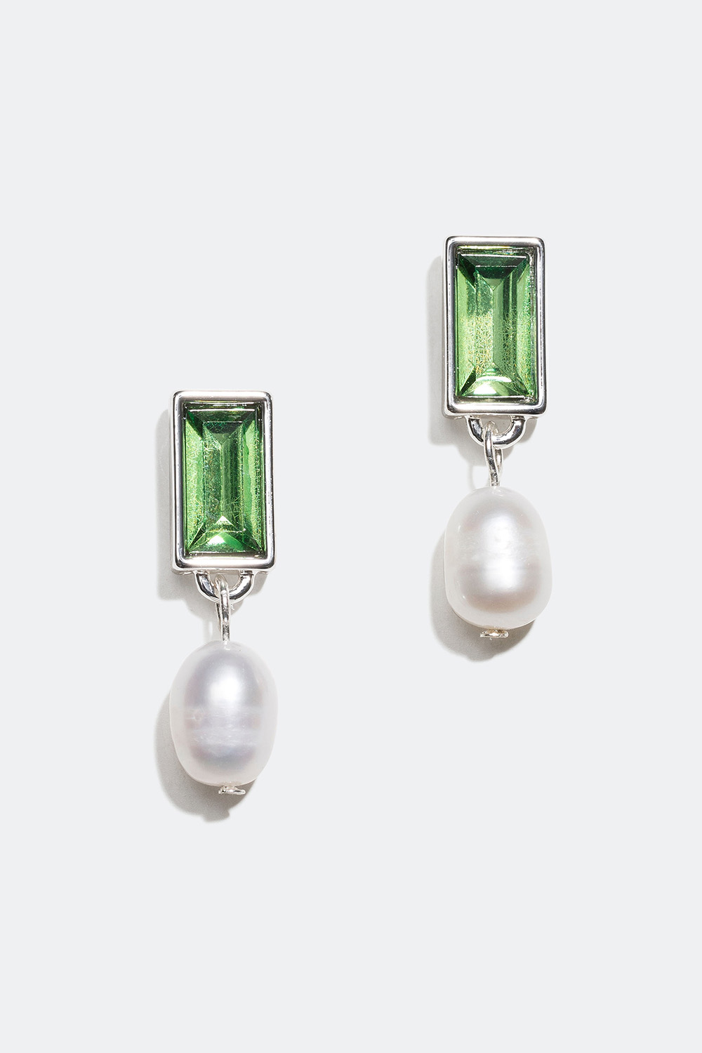 Örhängen med grön gsten och pärla i gruppen Smycken / Örhängen hos Glitter (25300203)