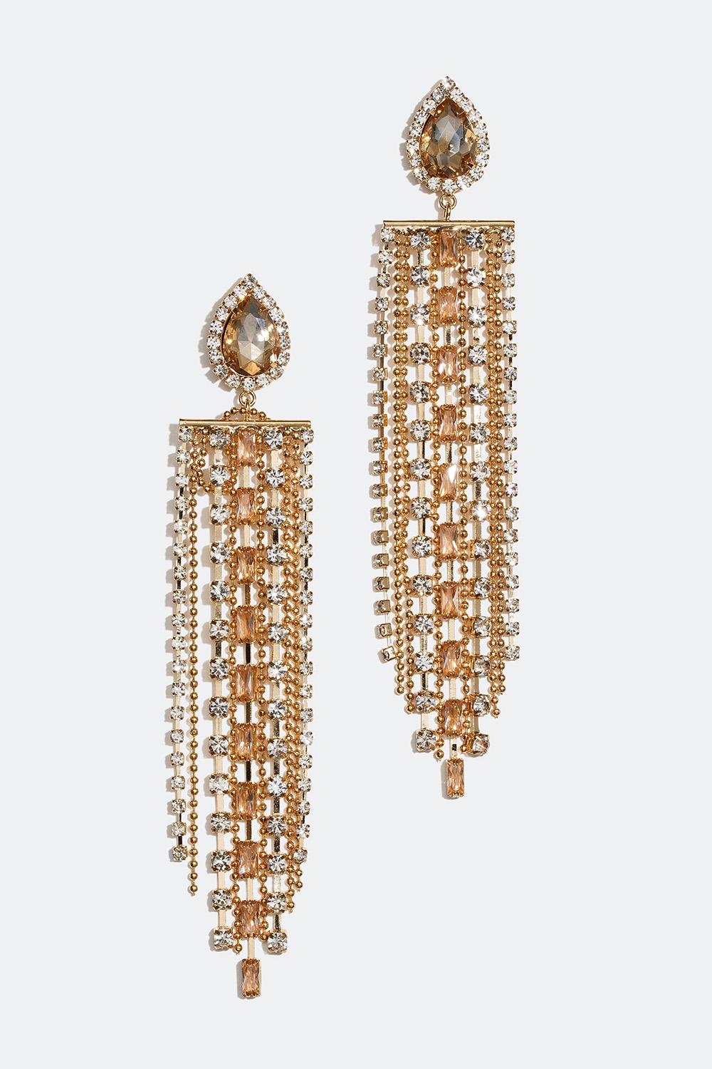 Droppformade guldfärgade örhängen med långa strasslänkar i gruppen Smycken / Örhängen / Strass hos Glitter (253002798300)