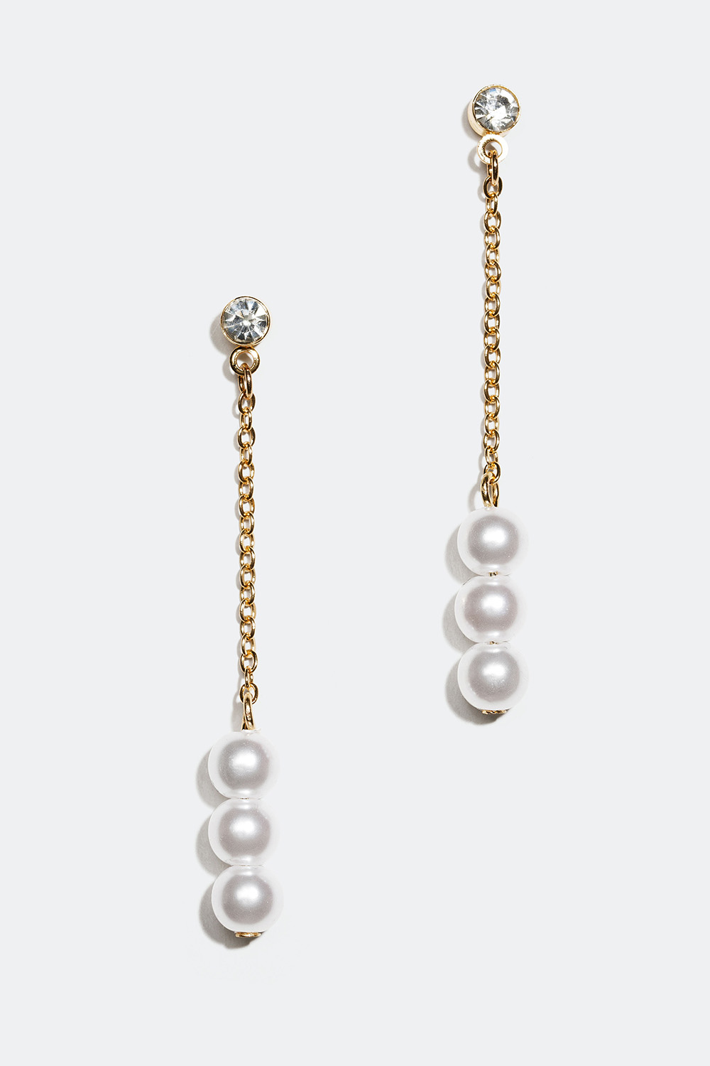 Långa örhängen med tre vita pärlor i gruppen Smycken / Örhängen hos Glitter (253003423102)
