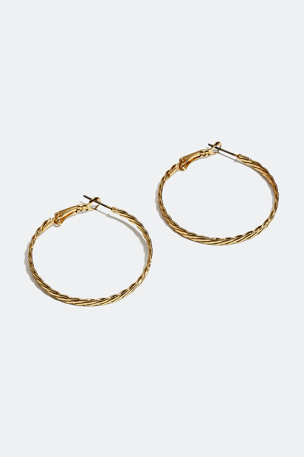 Smala guldfärgade hoops med tvinnad design i gruppen Smycken / Örhängen / Hoops / Klassiska hoops hos Glitter (253003572002)
