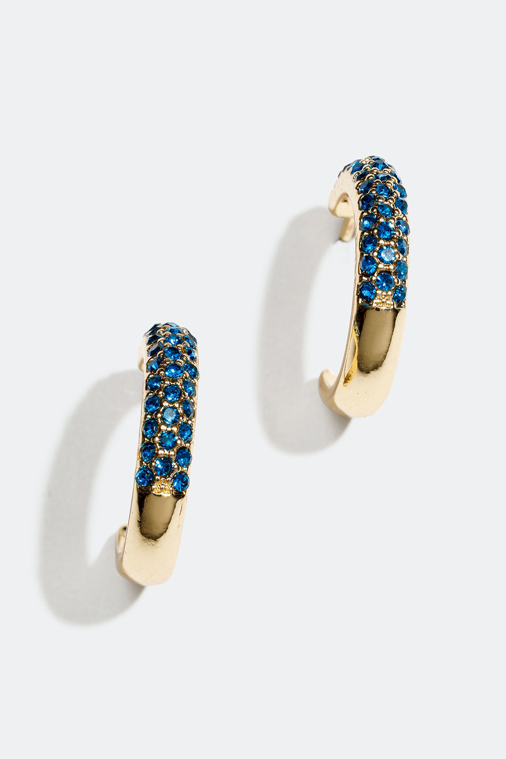 Guldfärgade hoops med glasstenar i blått i gruppen Smycken / Örhängen / Hoops hos Glitter (253003647002)